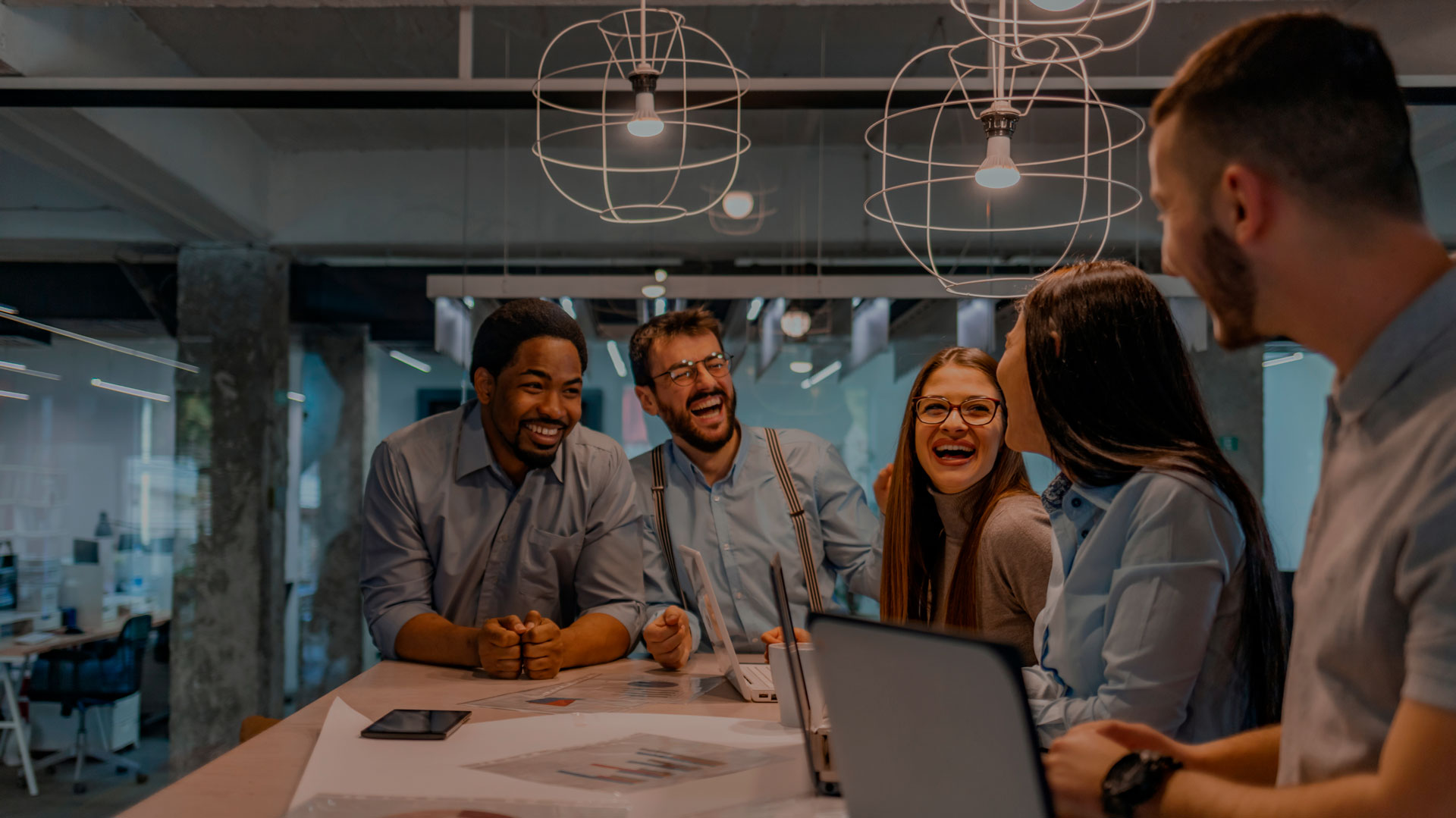 Imagem de pessoas conversando sobre algo que está em uma folha de papel